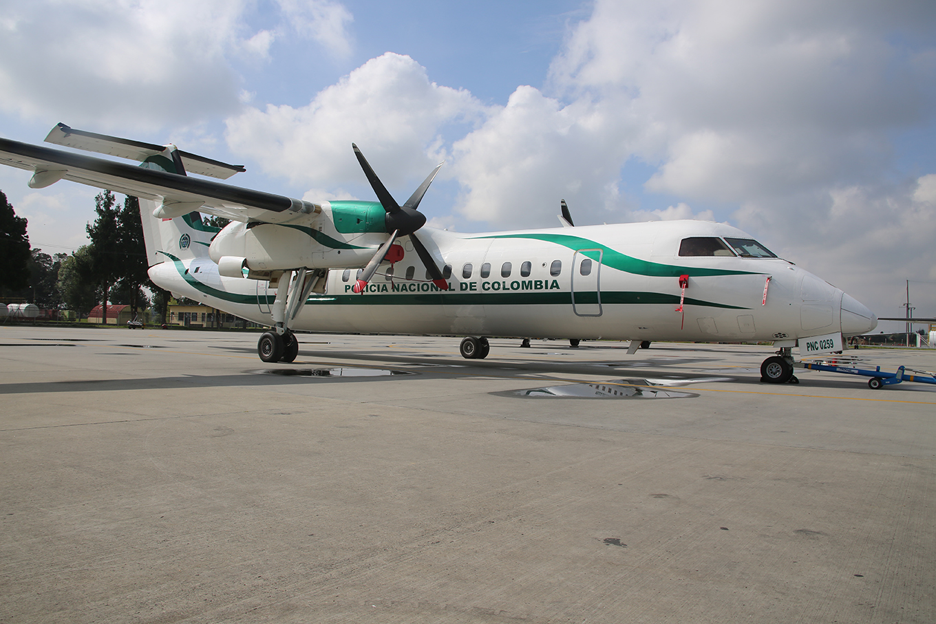 Avi&oacute;n DASH-8 en plataforma de la Polic&iacute;a