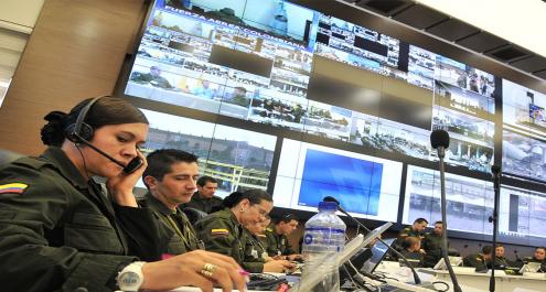policías en una sala informatica