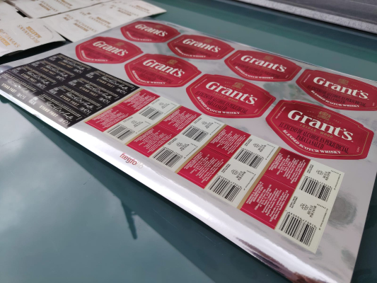 Fueron halladas más de 18 mil etiquetas, tapas y botones  de seguridad, con los que marcaban las diferentes botellas y cajas que utilizaban para  envasar y ser comercializadas. 