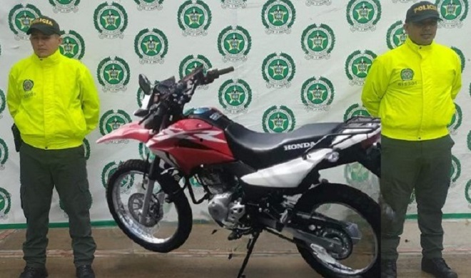 Motocicleta recuperada-policías custodiando