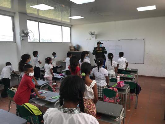 policía con estudiantes