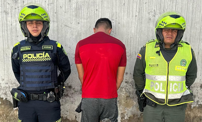 Este sujeto al notar la presencia de las autoridades trató de huir, pero, metros más adelante fue interceptado y la motocicleta fue recuperada