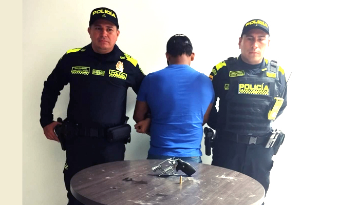 A través de planes de registro y solicitud de antecedentes, las autoridades sorprendieron a esta persona con un revólver en el barrio Santander de la capital del departamento del Meta