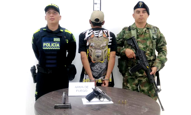 Se le halló en su poder una pistola con dos proveedores y tres cartuchos calibre 7.65 milímetros.