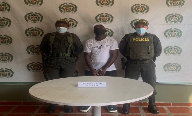 1 persona capturada-policías custodiando