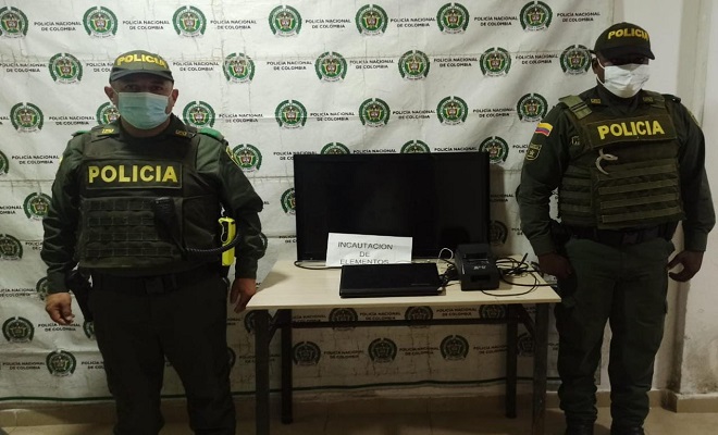 Elementos incautados-policías custodiando