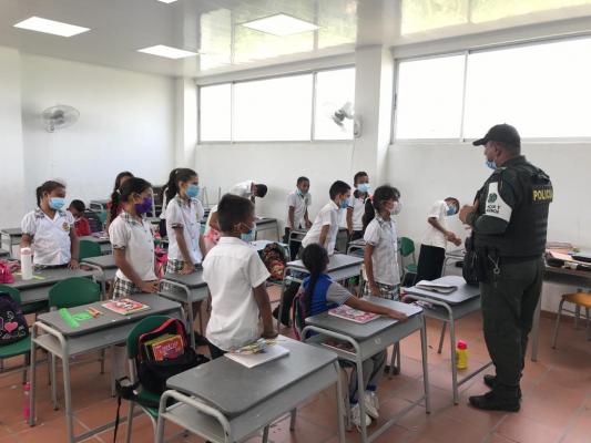 policía con estudiantes