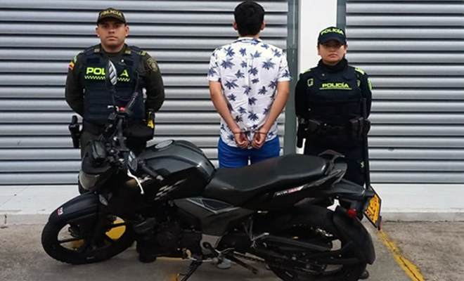 Los uniformados sorprendieron a este sujeto a bordo del automotor en el barrio El Emporio de la capital del Meta.