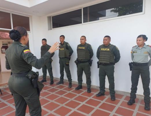Policía dando instrucciones