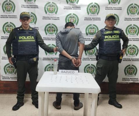  Se le halla en la pretina del pantalón envolturas de clorhidrato de cocaína.