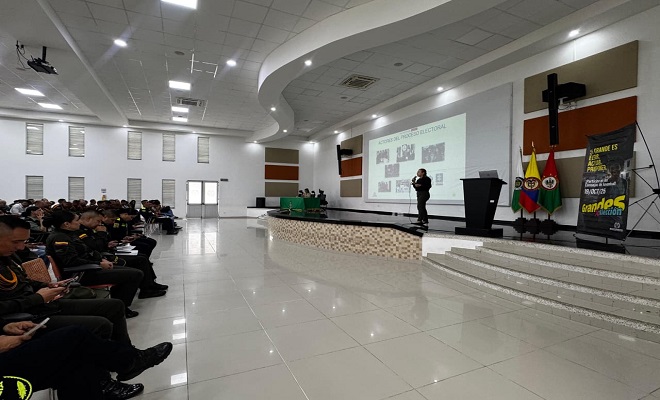 Policías capacitados por Registraduría