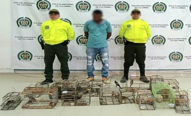 Persona capturada-policias custodiando