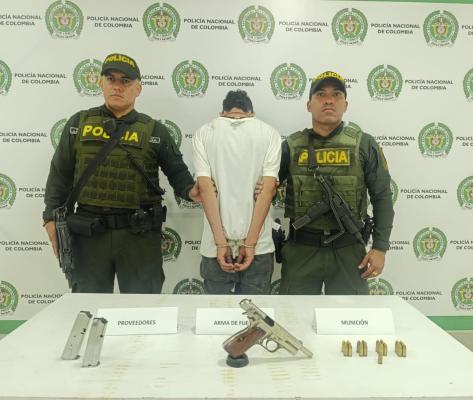 Se le halla en la pretina del pantalón un arma de fuego tipo pistola. 