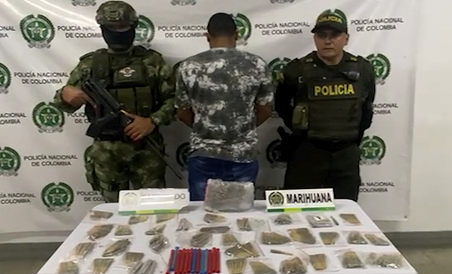 Capturado, policía custodiando 