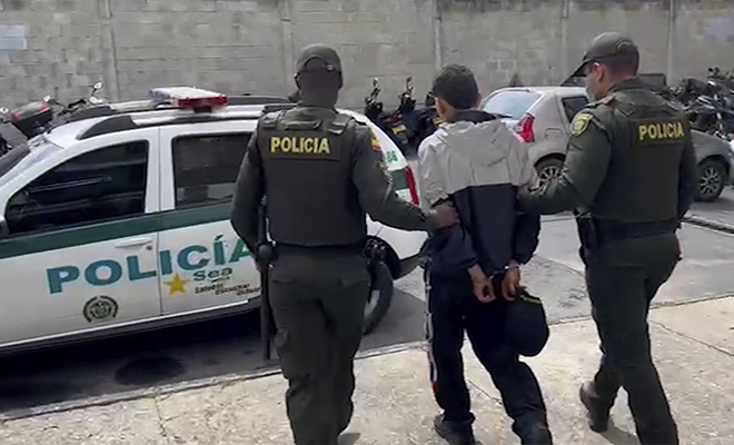 Capturado, policía custodiando 