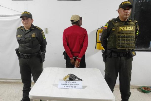 Este sujeto tenía en su poder un revólver calibre 38 mm con 05 cartucho.