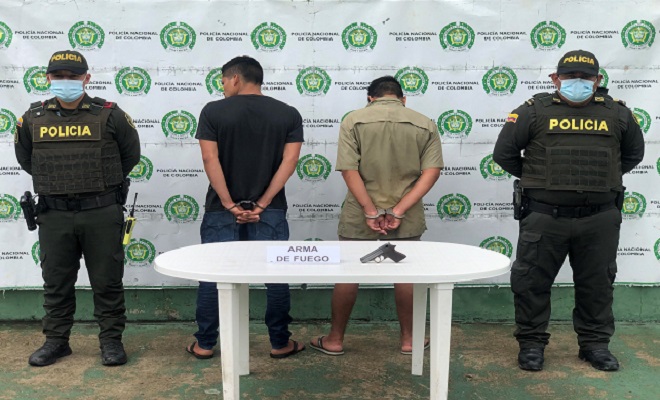 Capturados dos sujetos por el delito de tráfico, fabricación, porte o tenencia de armas de fuego, partes y municiones; y hurto
