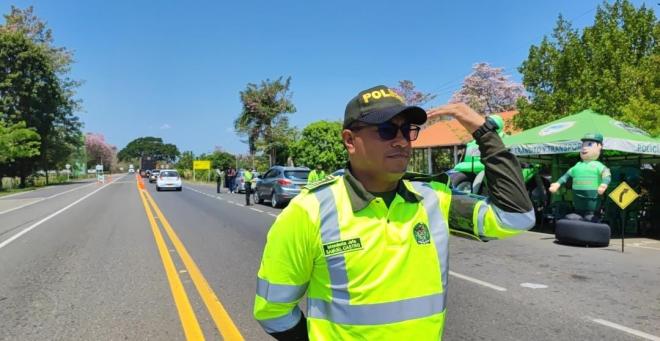 120 policías de tránsito cuidarán las carreteras durante el puente festivo