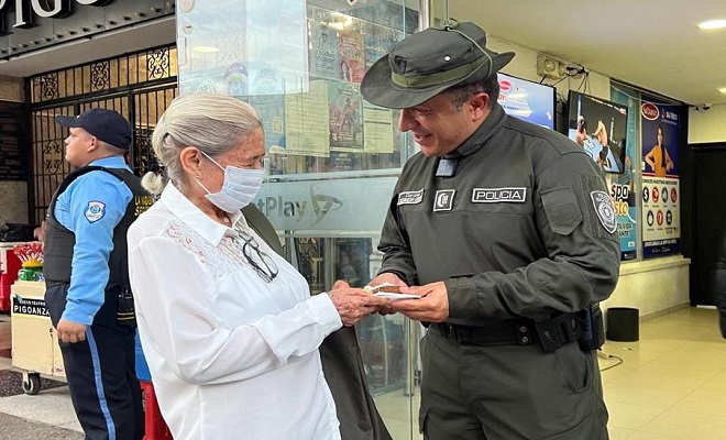 Los más de 1.600 hombres y mujeres de la Policía Metropolitana de Neiva, dicen feliz día mamá