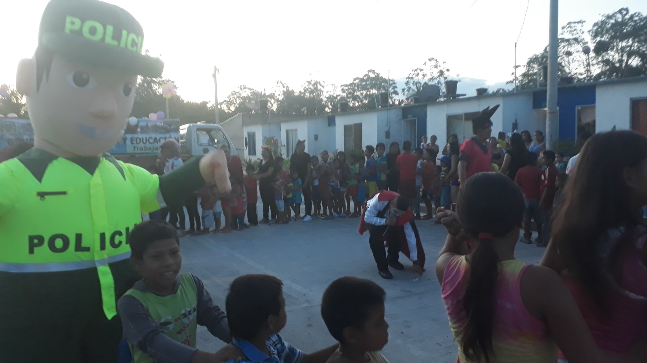 “Super héroes” se toman el barrio Nea Nee Mechi en una tarde dulce 