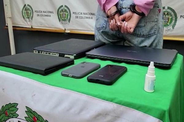 Policias custodian a mujer que escopolamino a un extranjero por hurtarlo 