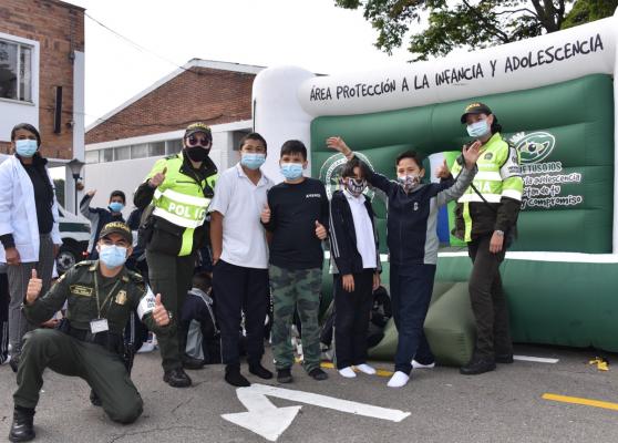 Policía con niños y niñas en saltarín 