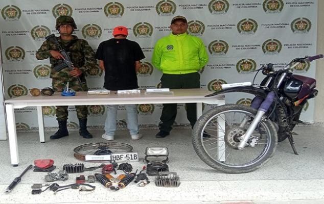 Persona capturada-policías custodiando 