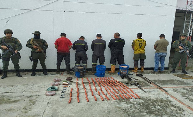 Personas capturadas-policías custodiando-elementos incautados