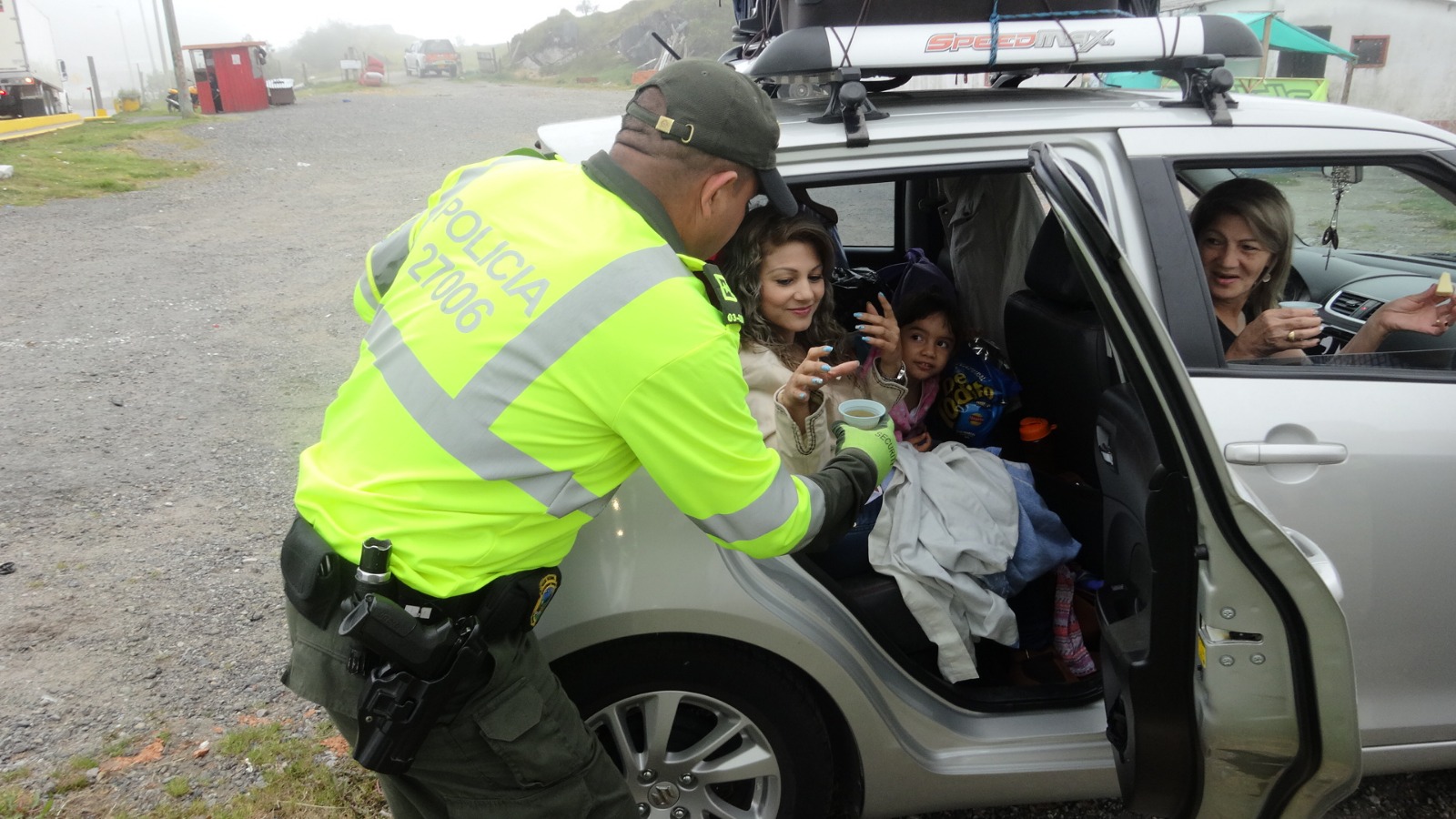 1 con bebidas calientes, la policía de transito busca evitar accidentes en las vías - Policía  Santander