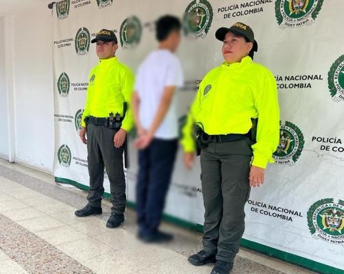 Policía aprehende a un adolescente quien, en el colegio, extorsionaba a una de sus compañeras