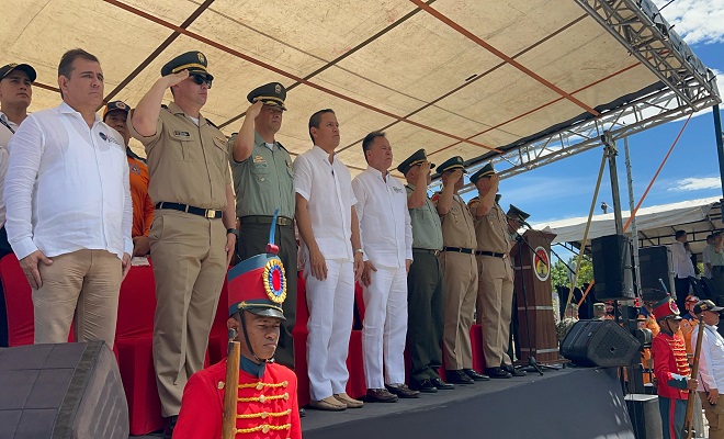 La Policía Nacional, junto al Ejército, engalana las calles de Pamplona y Ocaña celebrando los 215 años de Independencia