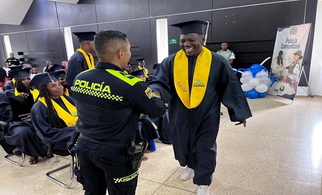 21 jóvenes de Quibdó se gradúan como bachilleres con apoyo de la Policía  4