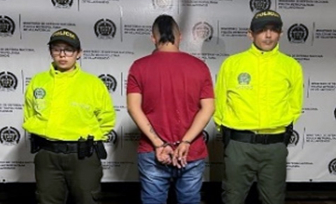 Persona capturada-policías custodiando