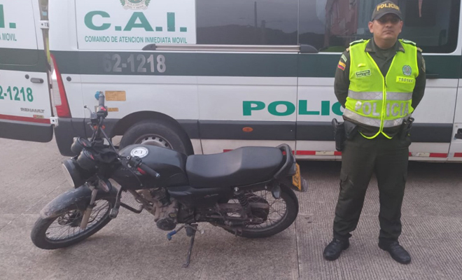 Un adolescente fue aprehendido en el barrio Ciudad Porfía, luego de participar en el hurto, hallando en su poder una pistola y el celular que minutos antes habían hurtado.  Durante el procedimiento fue incautada la motocicleta en la que cometieron el hurto, la cual será sometida a una medida judicial para evitar que se sigan cometiendo hurtos en este automotor.