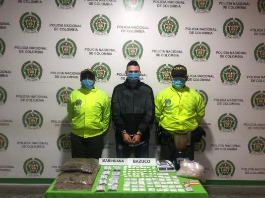 1 persona capturada-policías custodiando