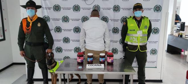 1 persona capturada-policías custodiando