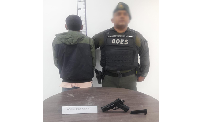 El GOES de la Policía Nacional sorprendió a este sujeto de 19 años con una pistola, luego de haber hurtado el celular de un ciudadano