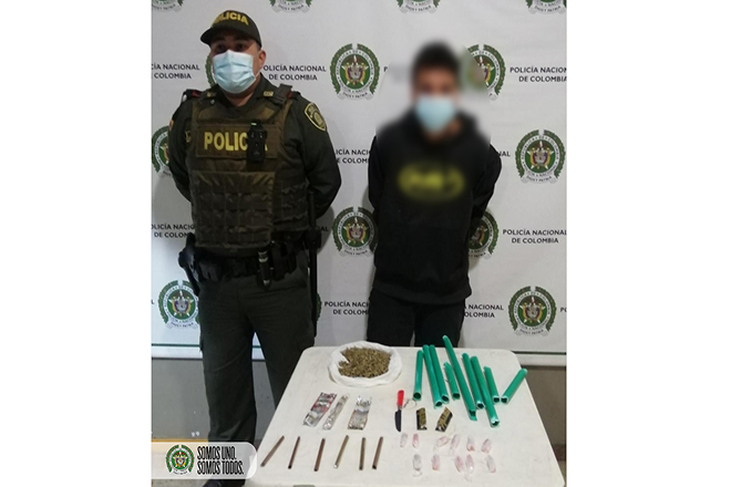 Capturado hombre cuando pretendía ingresar estupefacientes a una celda de retenidos en un tubo PVC