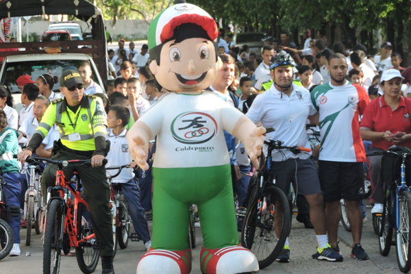 Policía Nacional lidera ciclo paseo “vas y vienes en bici a estudiar”