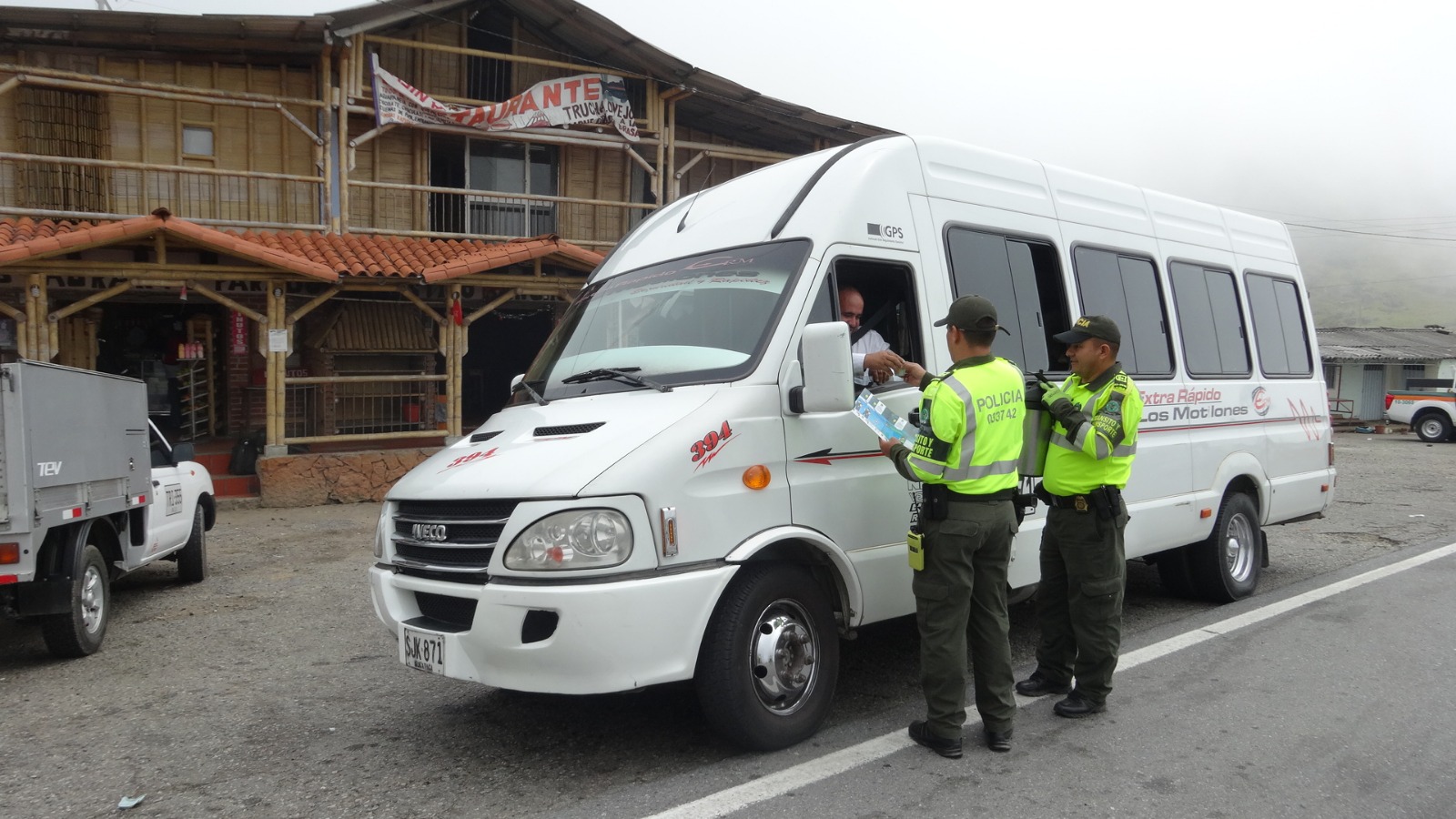 2 con bebidas calientes, la policía de transito busca evitar accidentes en las vías - Policía  Santander
