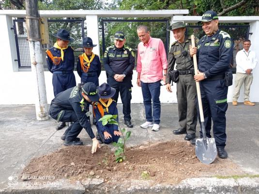 Policía Nacional celebra día mundial del árbol