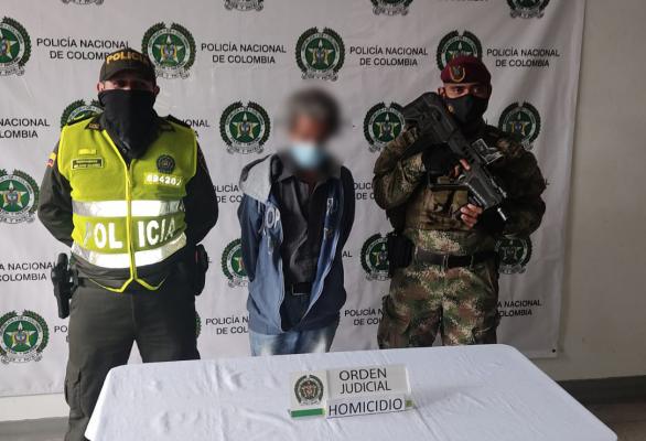 1 persona capturada-policias custodiando