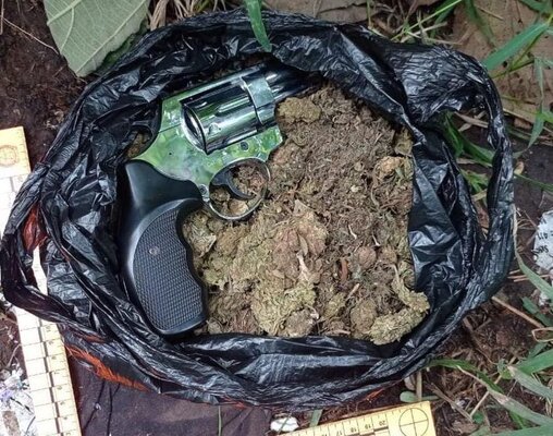 Elementos encontrados en zona boscosa después de ser arrojados por posibles delincuentes