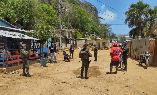 Grupo de la Policía realizando recorridos en el barrio el cliff 