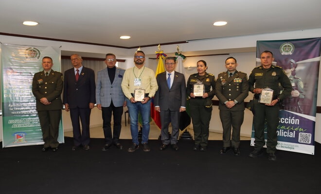 Representación fotográfica de los ganadores de las ponencias de las escuelas de formación y especializadas