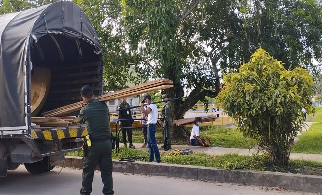 Policía brinda ayuda a familia que lo perdió todo en voraz incendio en Leticia