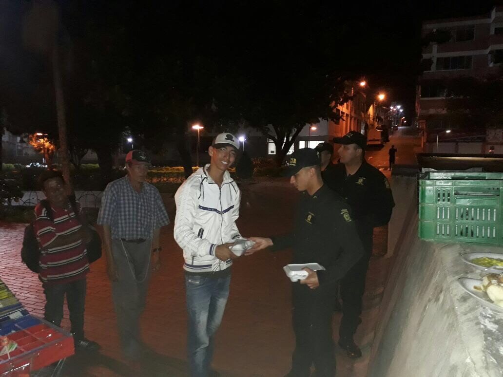 policia-colombia-ayuda-habitantes-calle-armenia