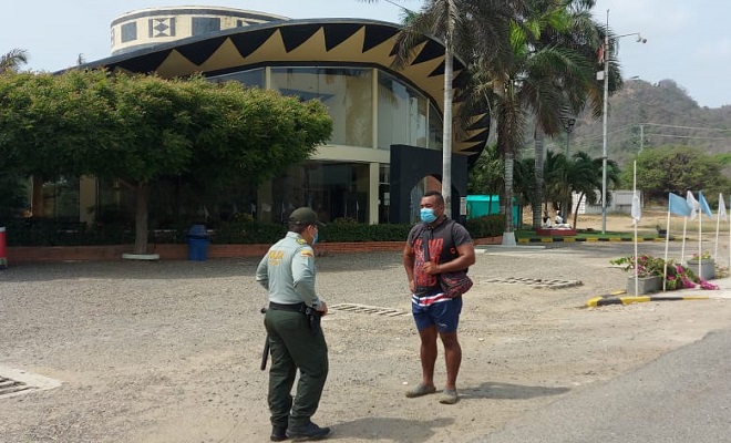 Policía de turismo da charlas a los transeúntes 