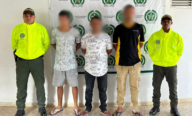 Personas capturadas-policías custodiando