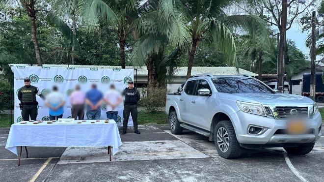 Cuatro capturados, una camioneta incautada, dinero, dos uniformados y una camioneta.